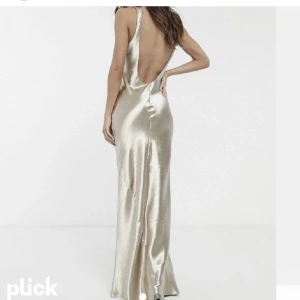 Klänning öppen rygg - Så fin studentklänning med öppen rygg! Köparen står för frakten💖