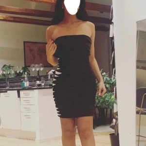 Lilla svarta. Don Doca klänning  - 🖤🖤En lyxig kort svart klänning med vita inslag. Köpt på Don Doca för ca 5000kr. Använd en gång. Finns även ett band man knäpper under brösten på insidan av klänningen. Klänningen är som ny och skickar gärna fler bilder🖤🖤