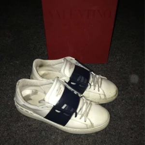 Valentino skor - Tjena säljer valentino skor. Skicket på dessa skor 7/10 box och dustbag finns, storlek 41 men passar även 42. Fraktar över hela Sverige, kan mötas i kungälv. Bjuder på frakt vid snabb affär!