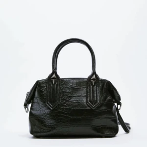 Axelremsväska  - Axelremsväska från zara. Använd ett fåtal gånger. Passar till allt och rymmer rätt mkt💓  Många intresserade så startade budgivning!!