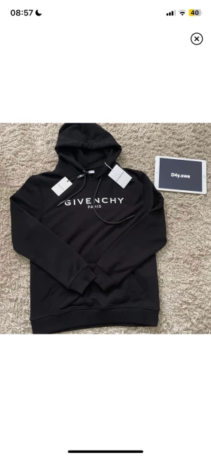 Givenchy tröja - Helt ny givenchy tröja, köpt från Plick men passar inte bra så den kommer inte till användning. Pris kan diskuteras, tag och pris lapp finns kvar! 
