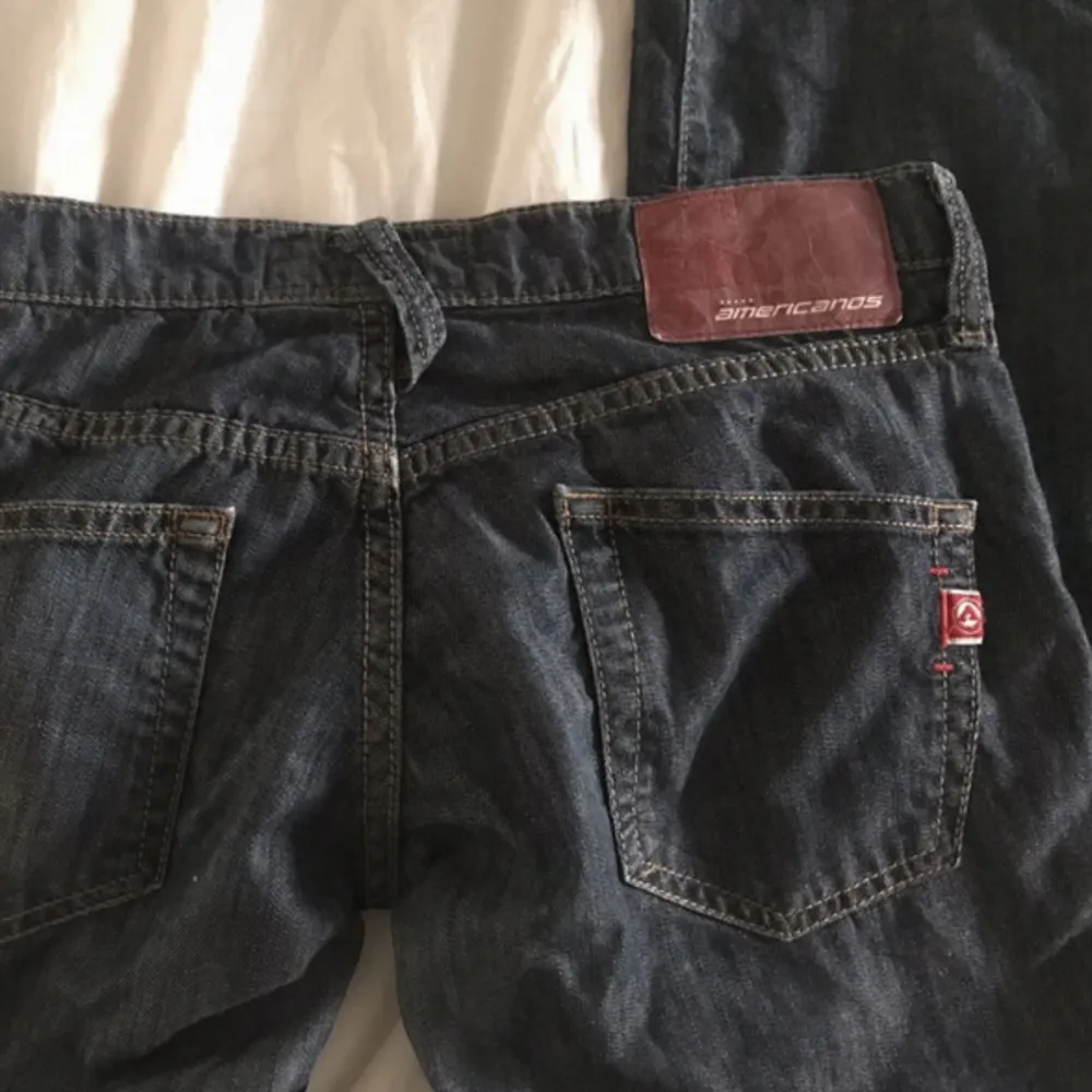 Supersnygga mörkblåa jeans köpta från vinted, gjorda i polen  Stl W25 L32 XS Bra skick 165 kr + frakt. Jeans & Byxor.