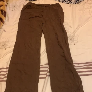 Hm linne byxor storlek xxs lågmidjade de är för korta för mig är 158 och lite bred o kroppen  - De är lågmidjate och man kan knyta de😆