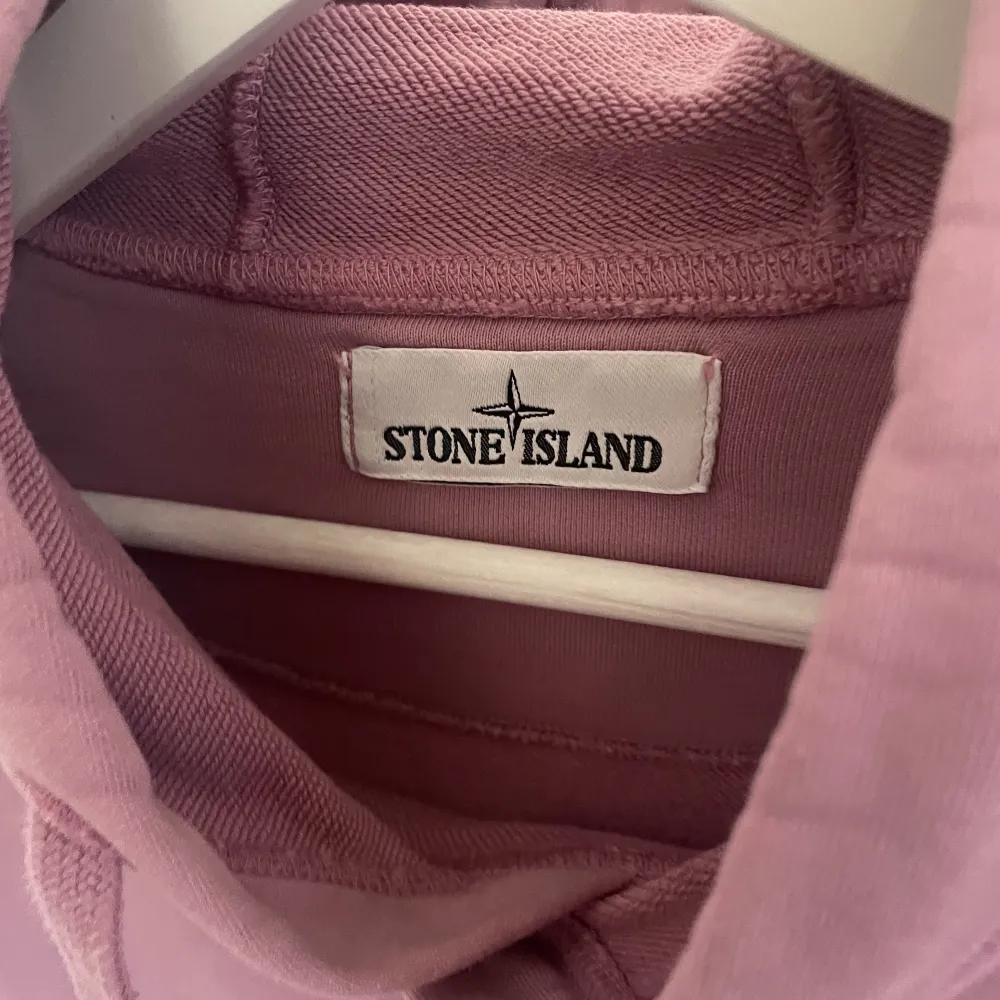 Rosa Stone Island hoodie i herrmodell storlek M. Jättefint skick, nypris 2500kr säljs för 1400kr. Köpt på NK i Göteborg, kvitto finns!. Hoodies.