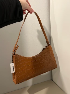 Helt ny väska - Helt ny brun väska med tag kvar. Köpt på BikBok💞En innerficka finns😊