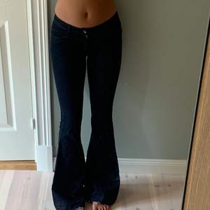 Säljer dessa mörkblåa jeans från Rebecca Stella X Nelly i storlek XS. Kan mötas upp eller frakta. 💗