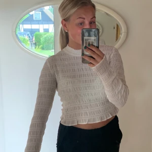 Tröja/topp - Fin vit mechtröja som är snygg till fest. Sparsamt använd🌸💕skicka för bilder på 