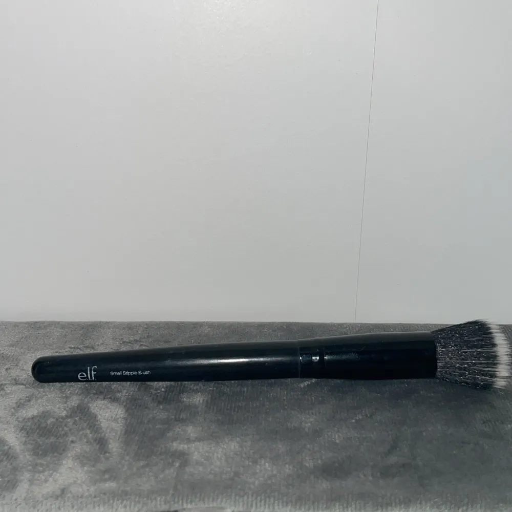 Elf stipple brush är en multi sminkborste som kan användas till vad man vill, denna har strån som gör att du kommer åt där du inte kommer åt med beautyblender🤍 Nypris: 199kr, frakt 12kr. Accessoarer.