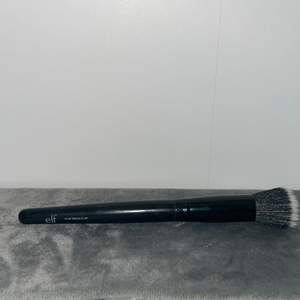 Elf stipple brush är en multi sminkborste som kan användas till vad man vill, denna har strån som gör att du kommer åt där du inte kommer åt med beautyblender🤍 Nypris: 199kr, frakt 12kr