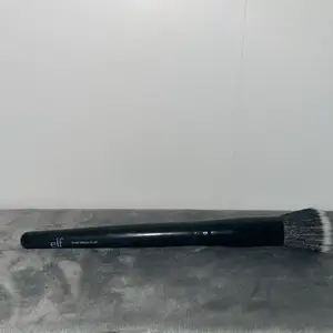 Elf stipple brush är en multi sminkborste som kan användas till vad man vill, denna har strån som gör att du kommer åt där du inte kommer åt med beautyblender🤍 Nypris: 199kr, frakt 12kr