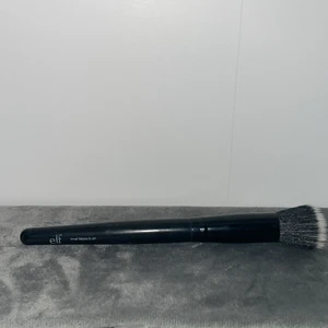 Elf sminkborste  - Elf stipple brush är en multi sminkborste som kan användas till vad man vill, denna har strån som gör att du kommer åt där du inte kommer åt med beautyblender🤍 Nypris: 199kr, frakt 12kr