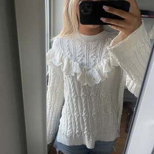 stickad tröja från zara !  - Säljer denna slutsålda tröja från Zara i storlek M. Den är sparsamt andvänd och i toppen skick. Säljer endast för att den inte kommer till användning just nu. 250kr 💗