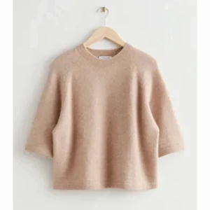 Boxy Alpaca Knit t shirt - Lägger ut igen då vinnaren drog sig ur.  Säljer denna super super snygga tröjan från & other stories som nästan alltid är slutsåld, även nu. Säljer bara pågrund av att jag råkade beställa två, annars hade jag behållt 100%. Prislappen är kvar och den är aldrig någonsin använd 💓💓💓 