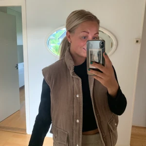 Väst - Begi manchester väst som aldig är använd. Köpt på secound hand. Väldigt fin nu till hösten (sitter som en S då den är liten i storleken) 