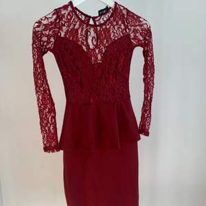 Ny vinröd klänning med spetsdetaljer från Club L storlek 36 (liten i storleken)