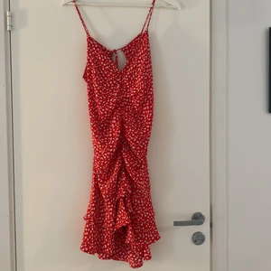 Klänning - Superfin klänning från zara. Köptes för ett år sen och har bara använts en gång. Storlek M men liten i storleken.