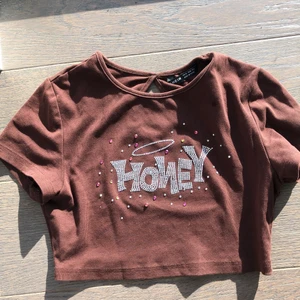 Shein crop top - Gullig crop top från shein som inte kommer till användning längre🤍, storlek XS från shein. Skriv privat vid intresse eller frågor