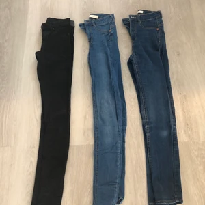 Jeans  - Säljer alla 3 skinnyjeansen i storlek s för 70kr+frakt. Dom är stretchiga med en tajt passform och en högmidja. Jeansen är ganska använda och det syns på vissa ställen som man kan se på sista bilden.  Hör av dig om du har frågor eller är intresserad💗💗