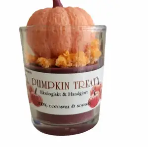 Handgjort ljus av cocosvax samt soyavax.   Pumpkin treat finns även att köpa på min instagram och hemsida www.dessertcandles.se 