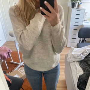 Beige stickad tröja - En fin beige stickad tröja. Jättebekväm, säljer då den inte används💕