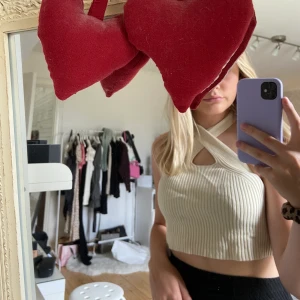 Tröja - Säljs pga inte min stil. Helt ny, endast testad. Jag har tvättat den därav lite skrynklig. Storlek S, nypris 99kr säljs för 40kr🫶🏼