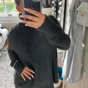 Stickad tröja  - Säljer min gråa stickade tröja i storlek L (JAG HAR VANLIGTVIS S, så den sitter oversized på mig) ❤️‍🔥❤️‍🔥