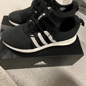Adidas - Adidas sneakers i mycket bra skick. Storlek 42 2/3.