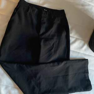 Svarta kostymbyxor i strl 34 från bikbok, oanvända. Köpt för 399kr, är nästan lågmidjade. Jättebra material och väldigt fina.