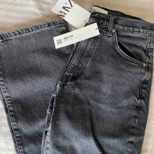 Zara jeans med slits - Super snygga zara jeans med slits dom köptes för utbe länge sen. Jeansen är mid rised. Dom är för långa för mig och jag är 160cm. Köptes nånstans för 450kr. Bilder är lovade men är samma jeans men bättre kondition.