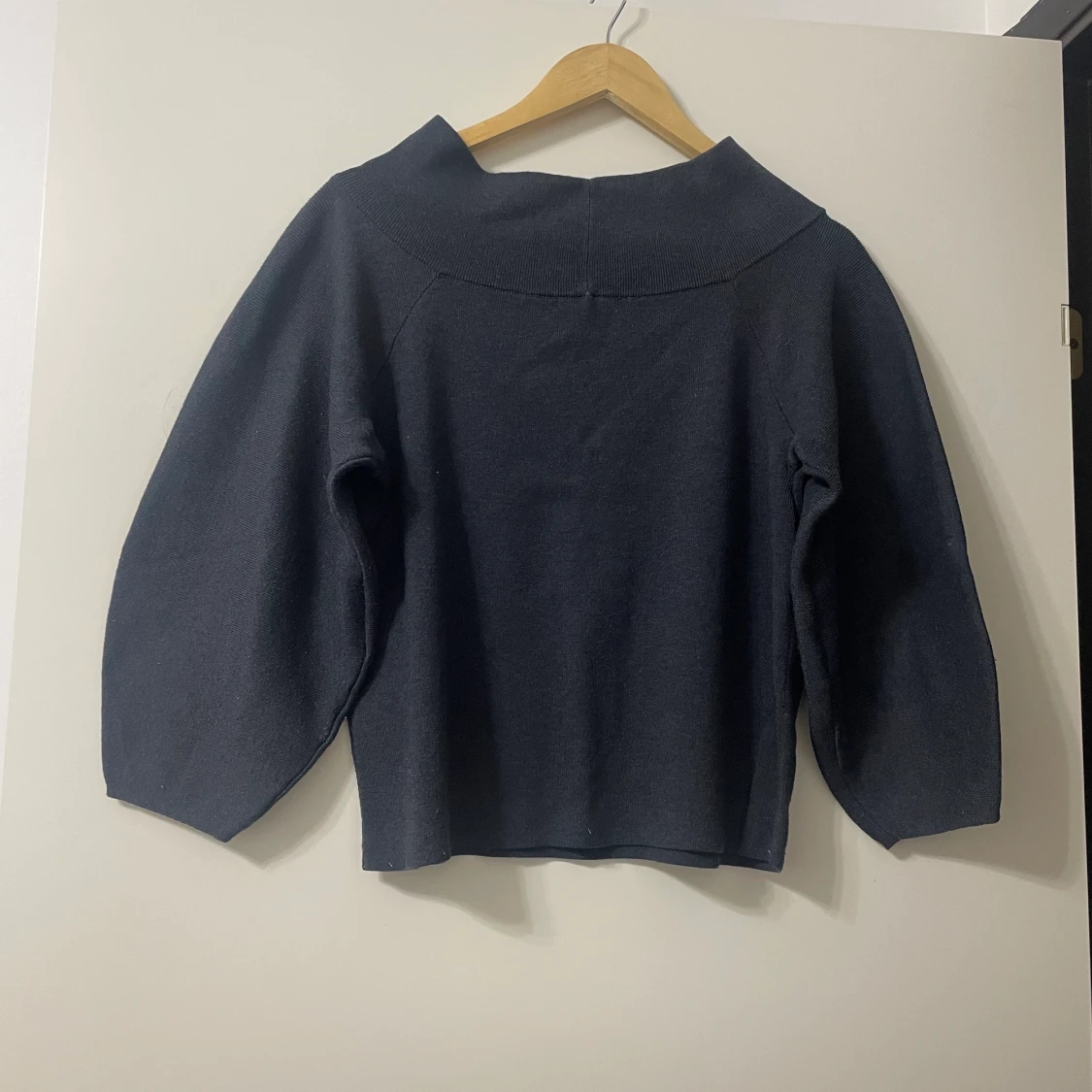 Väldigt fin tröja där den inte täcker axlarna 