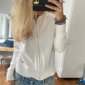 Tröja med dragkedja - Går att få paketpris vid köp av fler plagg, frakt ingår inte 