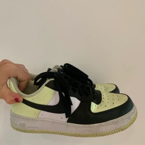 Nike air force - Säljer mina feta Nike air force då de inte kommer till användning längre. Använda max 10 gånger💕