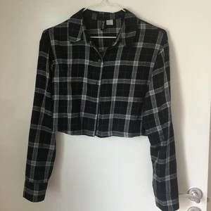 En skjorta  - En skjorta från h&m nästan oanvänd💕💞💗
