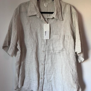 Oanvänd skjorta strl L - Oanvänd skjorta från Arket Strl L Beige 