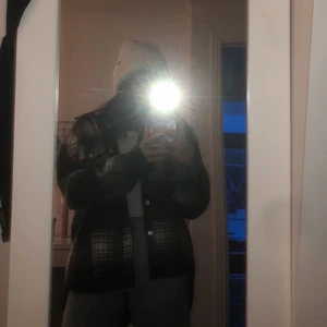 Overshirt - Säljer denna fina jacka som inte är använd mycket alls då jag inte trivs i den! Den är XS men skulle säga att den passar även för de som behöver S! Nypris:599