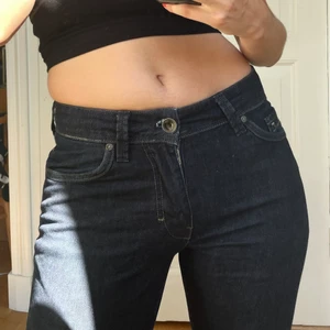 Lågmidjade stuprörsjeans - Superfina mörkblåa stuprörsjeans från crocket som knappt är använda! Säljer pga för korta för mig men jag är 182 cm så passar nog i längd på de flesta andra!