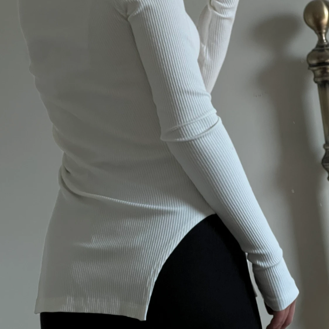 Vit urringad tröja med slit - 90