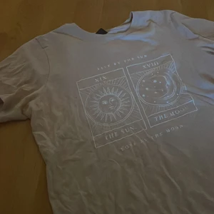 Tshirt  - En beige tshirt som kommit till användning endast några gånger. Du står för frakt. Pris kan diskuteras. 