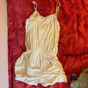 Ljusgul jumpsuit pyjamas  - Knappt använd pyjamas jumpsuit, passar mig väldigt bra som är 173-174cm. Material- Viskos