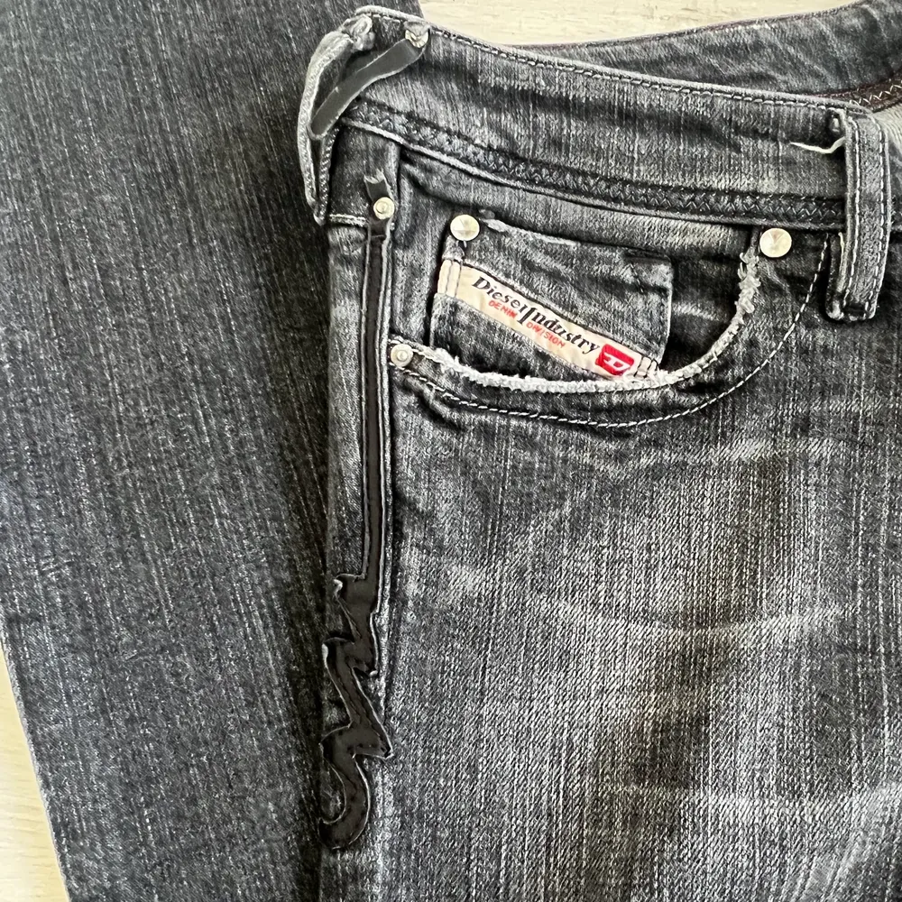 Gråa diesel jeans som tyvärr blivit försmå för mig:( midjemått: 76 cm. Underbens längd: 89 cm. högst budande eller köp direkt för 500 kr.. Jeans & Byxor.