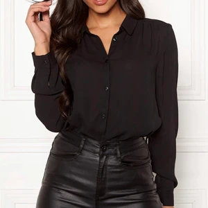 Svart skjorta - Säljes då den blivit förliten! Är ett sådant material som ej blir skrynkligt💗