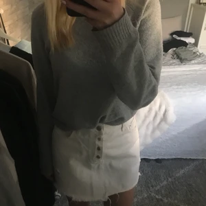 Jeans kjol - Säljer min jeans kjol från zara! Storlek 38, passar 36💖 Använd ett fåtal gånger så den är som ny❤️ Köptes för 399💕