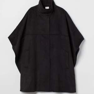 Capejacka/poncho i svart från H&M. Helt oanvänd med lapparna kvar. Ord pris 399:-