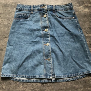 Kort jeanskjol a-linje xs - Kort jeanskjol, endast använd två gånger.  Frakt ingår i priset.