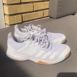 Adidas inneskor! - Vita Adidas skor. Har använt en säsong.