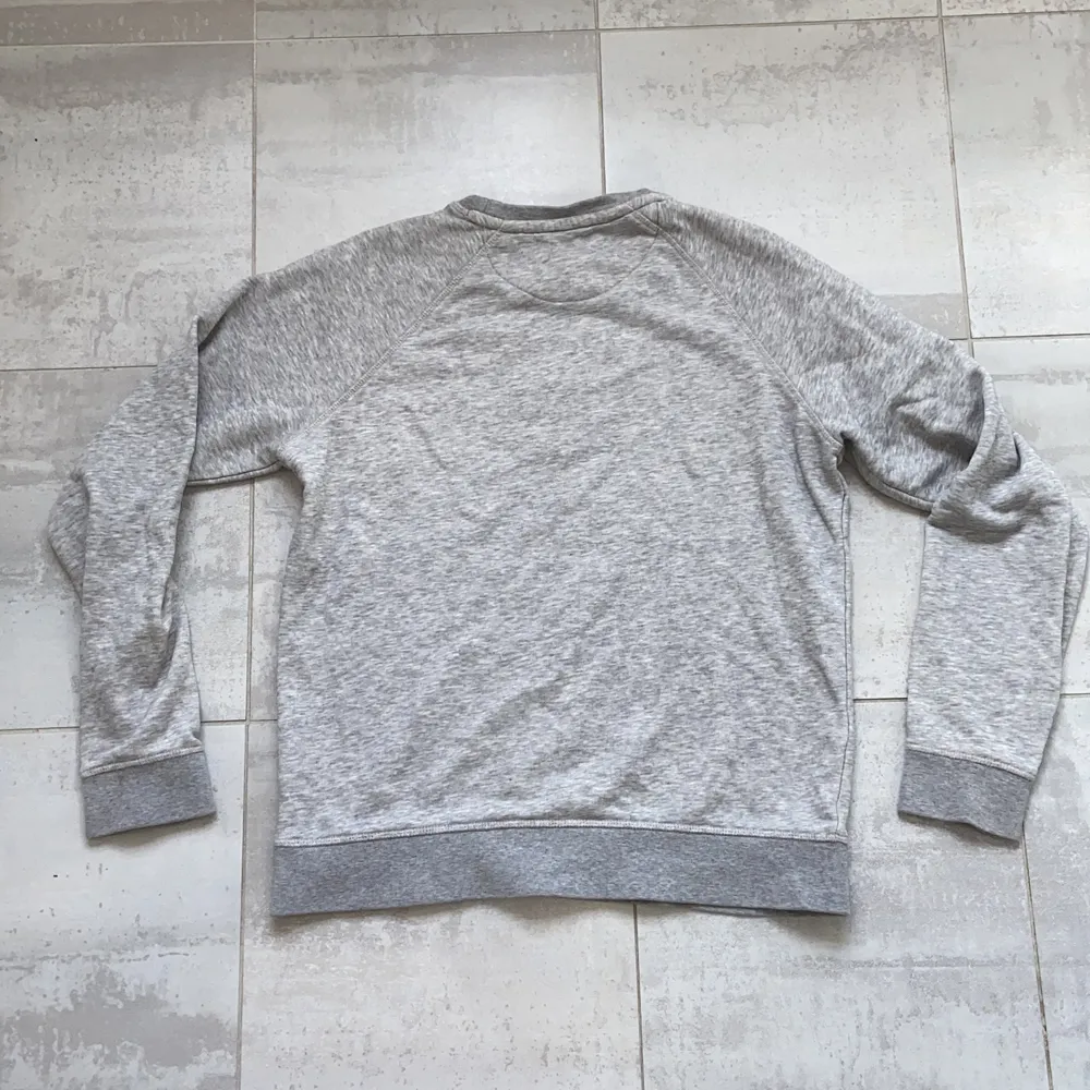 Snygg grå Gant tröja som inte kommer till andvändning. Den är skön att ha på sig och har bra skick. Har andvänt 3 gånger super bra kvalitet.  Ord pris: 700kr. Tröjor & Koftor.