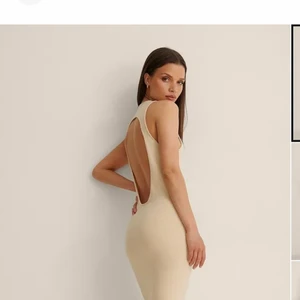 Klänning feån NA-KD - Klänning i beige med öppen rygg från NA-KD. Köpare står för frakt, finns annonsen kvar så finns varan kvar. 