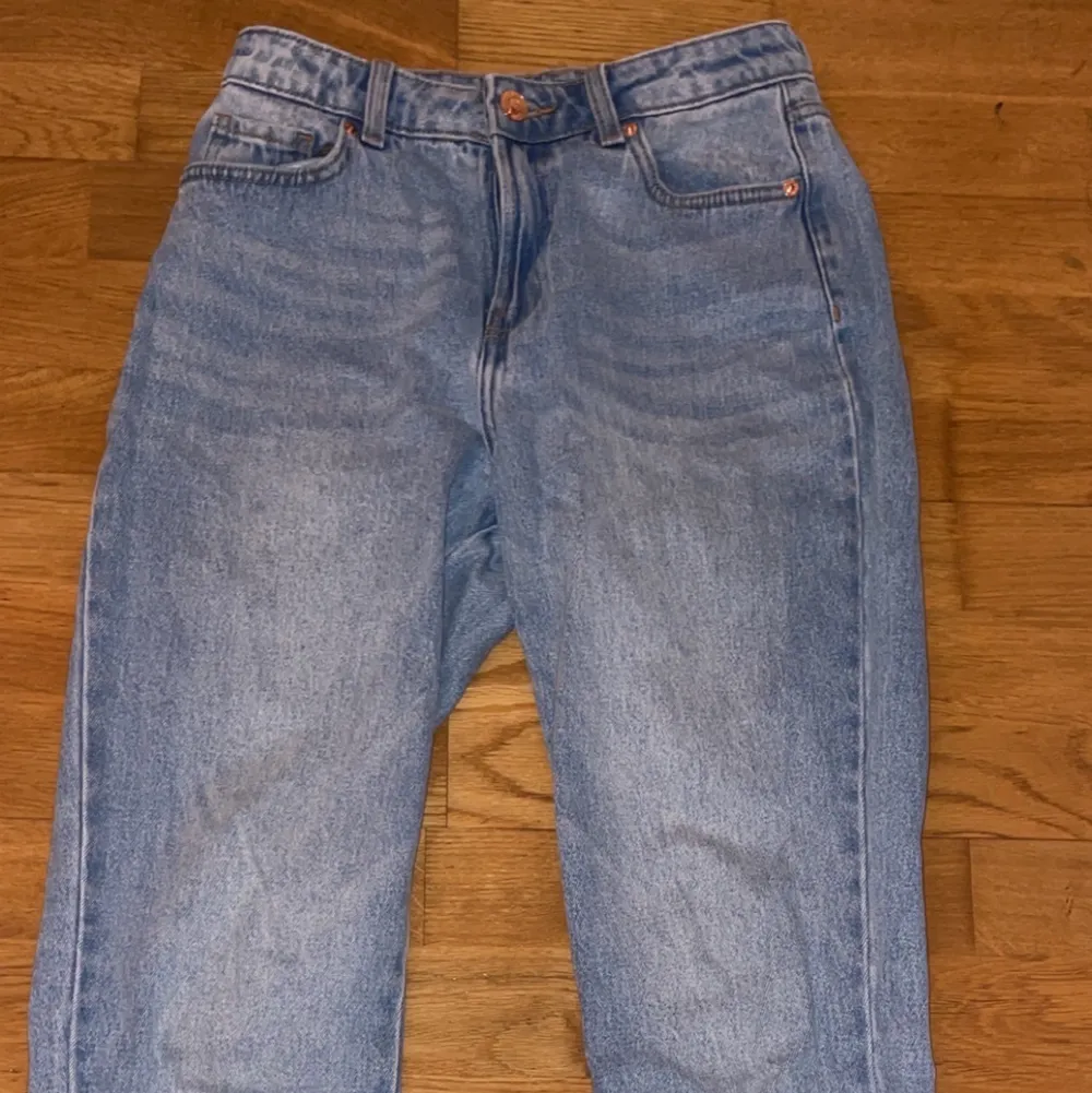 Aldrig använt, testade i affären o då passade dom men just då hade jag en ganska dålig period så jag kunde inte använda dom sen, en jätte fint skick! Blåa jeans lite luftiga . Jeans & Byxor.