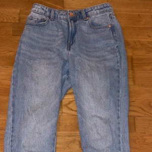 Jeans luftiga - Aldrig använt, testade i affären o då passade dom men just då hade jag en ganska dålig period så jag kunde inte använda dom sen, en jätte fint skick! Blåa jeans lite luftiga 