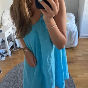 Klänning  - Blå klänning från hm, superhärlig färg och aldrig använd, säljs just därför. Luftig och skön med fin färg. Klänningen är i storlek S och själs för 150kr. Fraktas (köparen står för frakten) eller mötas i Stockholmsområdet💙